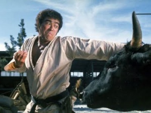 Sonny Chiba encarnando a Sosai Mas Oyama en la película "Karate Bull Fighter".